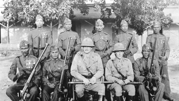 A period photo showing a USMC officer with members of the Garde d’Haiti. Note that the officer is wearing a British Standard Pattern sun helmet with the badge of the Garde d’Haiti.