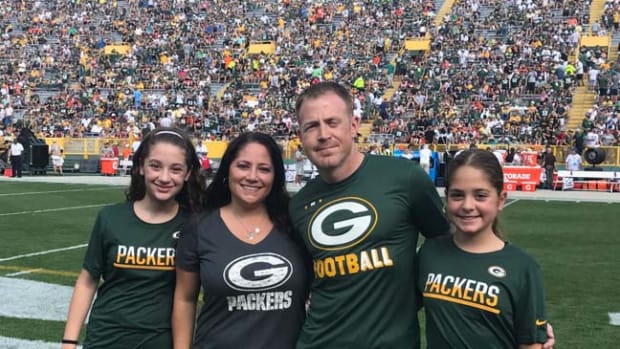  Purple Heart recipient Joshua Krueger is shown with his wife, Jill, and twin daughters, Kylie (left), and Ella (right). (Photo by Michelle Ratchman /Green Bay Packers)