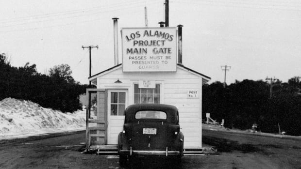Los-Alamos-Main-Gate-1943