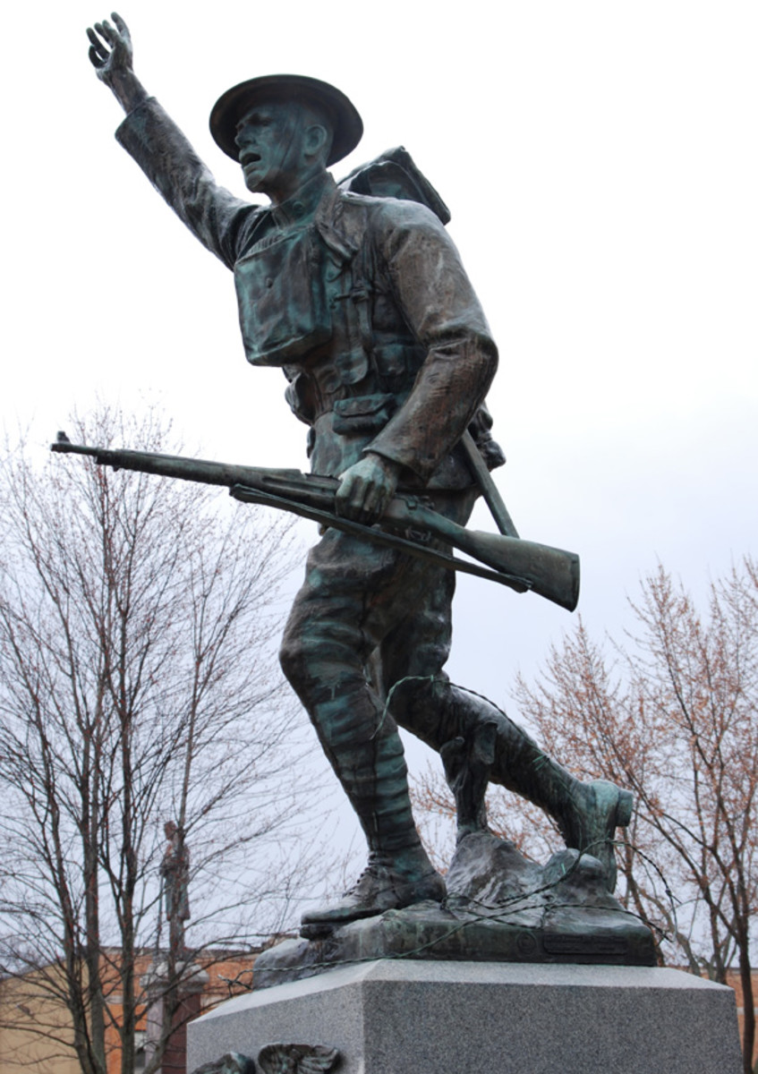 E.M. Viquesney’s pressed sheet copper “Spirit of the American Doughboy” was so similar to John Paulding’s 1921 cast bronze “Over the Top to Victory” (photographed in Wautoma, Wis.), that the American Art Bronze Foundry sued Viquesney in 1922 over copyright infringement. John Adams-Graf photo. Thanks to Les Kopel of http://doughboysearcher.weebly.com/ for clarifying the identity of this statue.