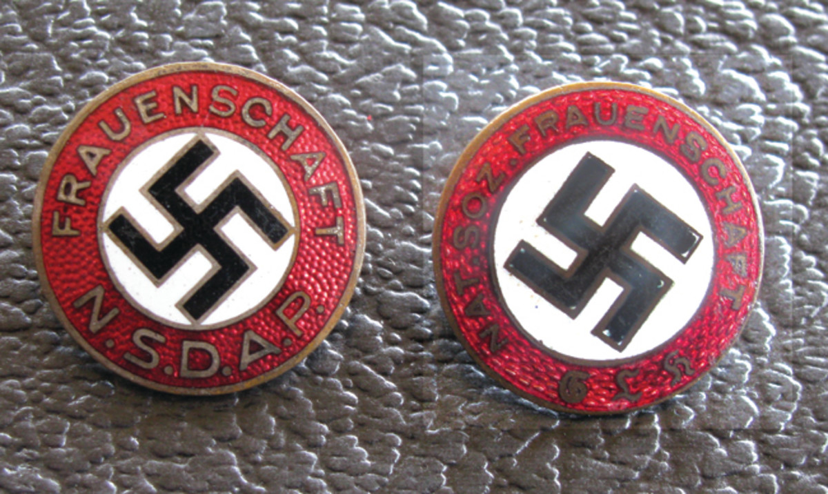  The original 1933 NS-Frauenschaft badges came in two versions with slightly different lettering.