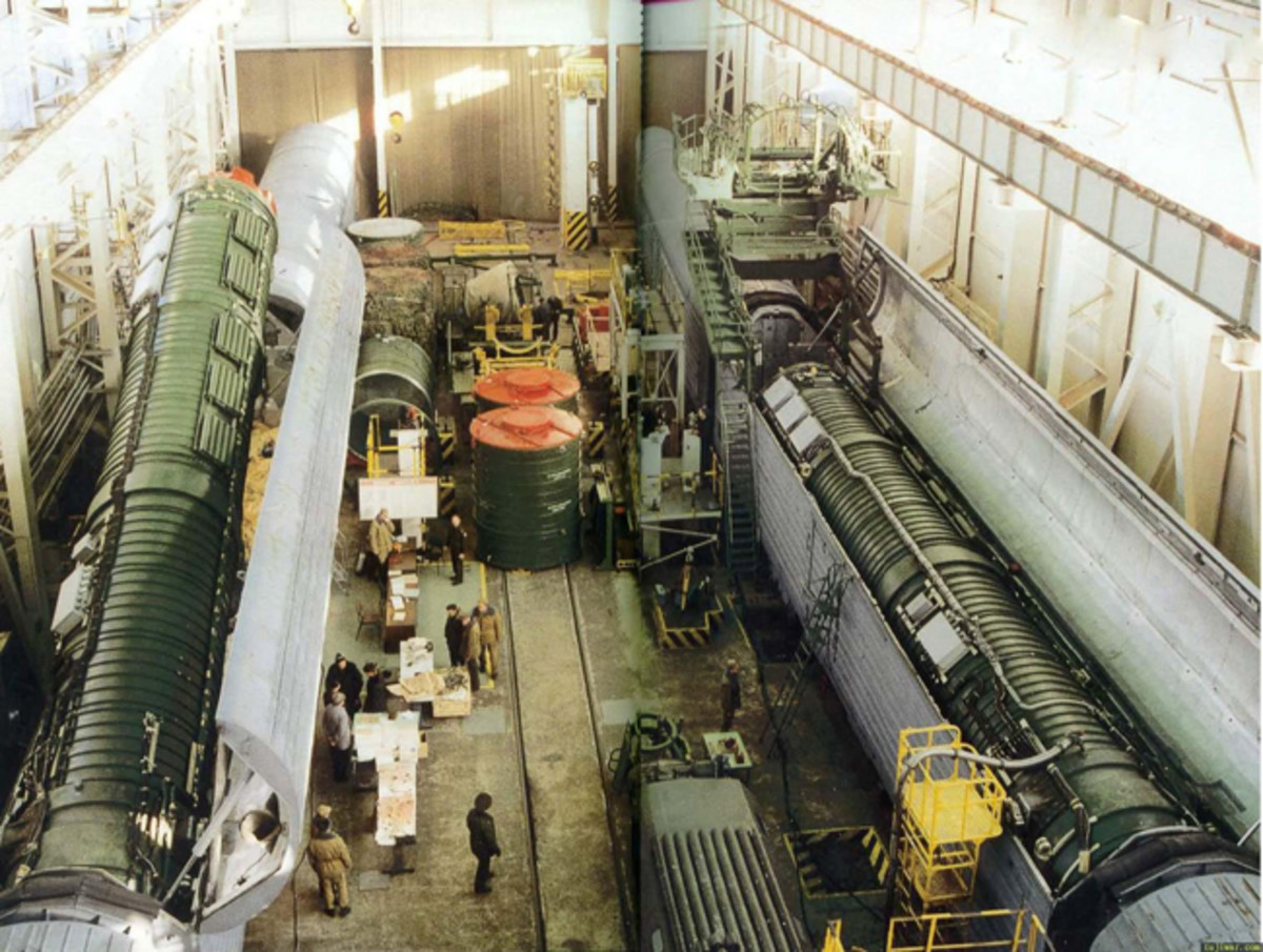  Loading of RS-22 missile in rail-mobile launcher