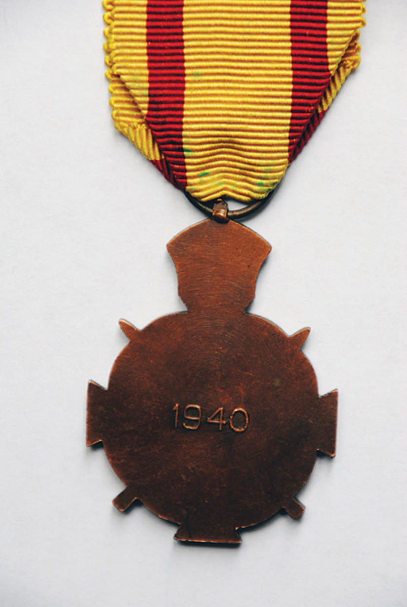 The plain reverse of the Greek Distinguished Conduct Medal is a contrast to the busy obverse.