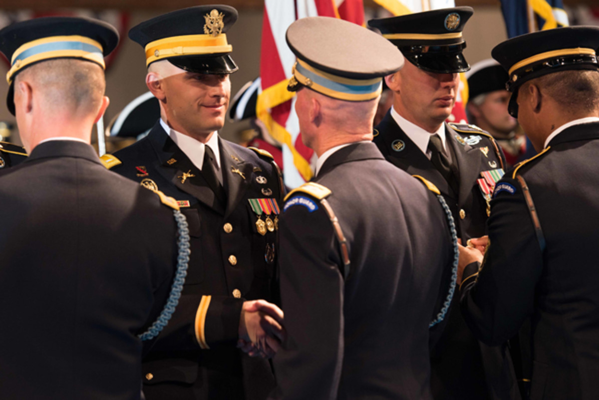  Lt. Col. Jody Shouse, Commander, 1st Battalion, 3d U.S. Infantry Regiment (The Old Guard) awards 1st Lt. Robert B. Elliott with The Military Horseman Identification Badge, during a pinning ceremony in Conmy Hall, Joint Base Myer-Henderson Hall, Va., Sept. 29, 2017. The Military Horseman Identification Badge recognizes Soldiers who complete the nine-week Basic Horsemanship Course and have demonstrated the skills necessary to become a Lead Rider on the Caisson team within the 3d U.S. Infantry Regiment (The Old Guard).