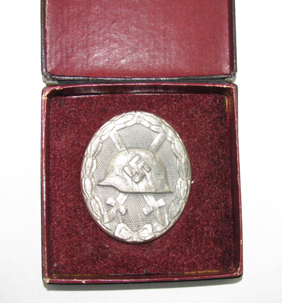 Silver and gold wound badges typically came in lined boxes.