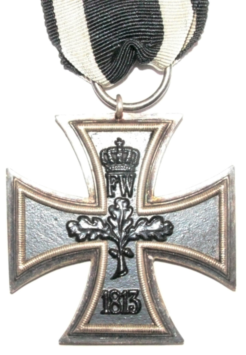 The quality of early 1914 Second Class Crosses can be seen in the great detail. Due to war shortages, many of the 1914 First Class Crosses were produced with silver-plated rims rather than silver rims.
