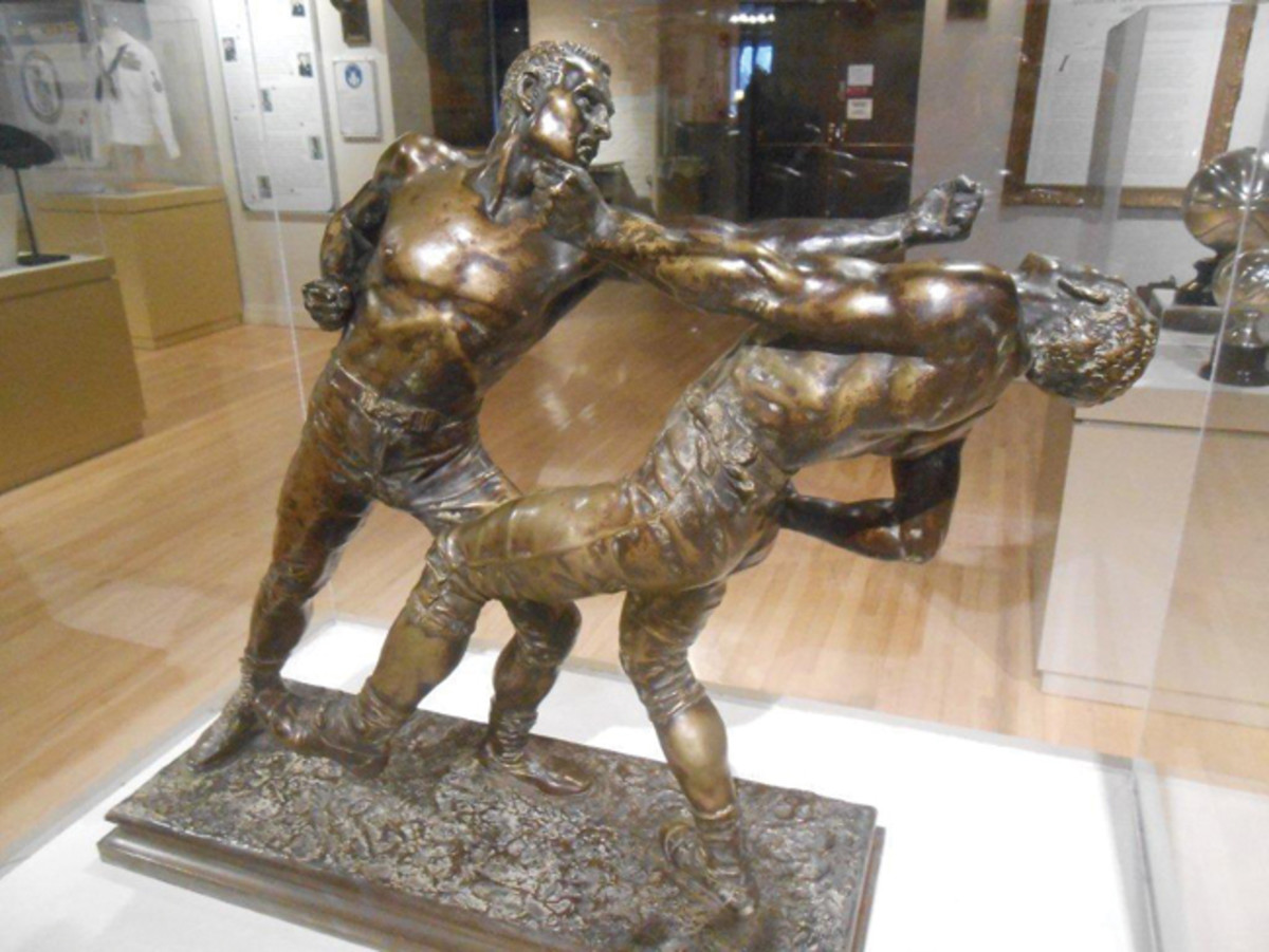  “Two Boxers” is an 1895 bronze statue presented to the 7th Regiment in 1897.