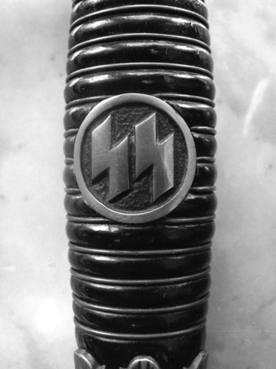  SS swords featured runes on the pommel of the candidates’ model, and on the grip of an officer’s sword. Mark Pulaski collection