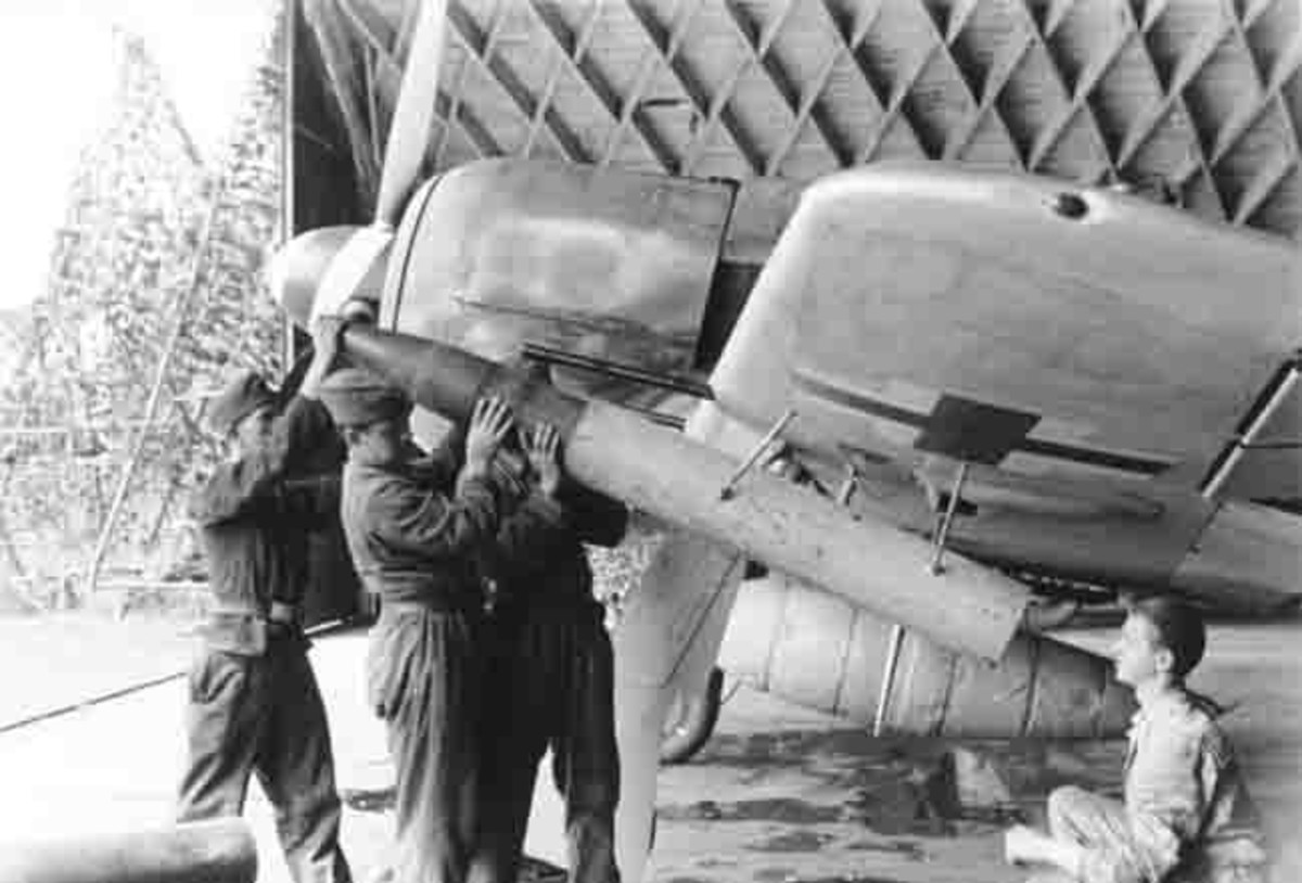 Flugzeug Focke-Wulf Fw 190. Attaching bombs