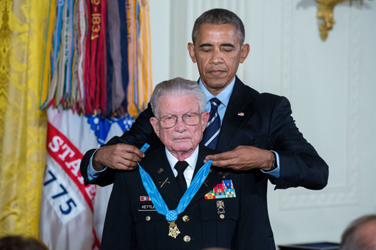 Barack_Obama_awards_Medal_of_Honor_to_Charles_Kettles