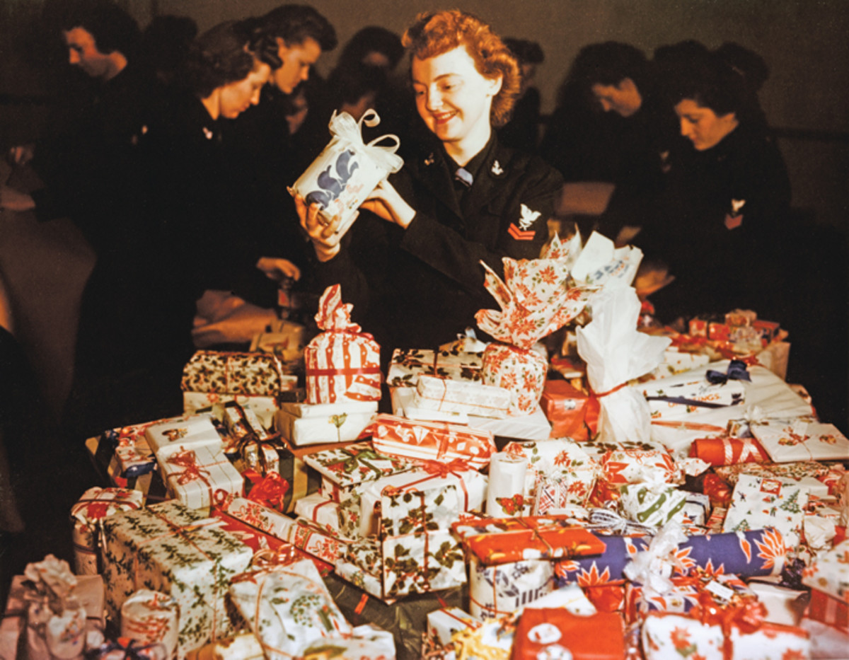 WAVES play Santa WAVES of the Bureau of Supplies and Accounts help wrap Christmas presents for Navy and Marine Corps convalescents at the Bethesda Naval Hospital, Maryland, circa 1944. Admiring a package is Yeoman 2nd Class Ann G. Fee.