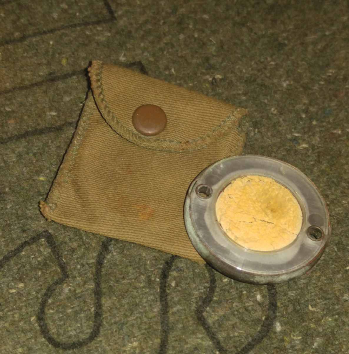 Not a cyanide tablet as the seller described, but rather, a WWII luminous, radioactive disc used for identification purposes.