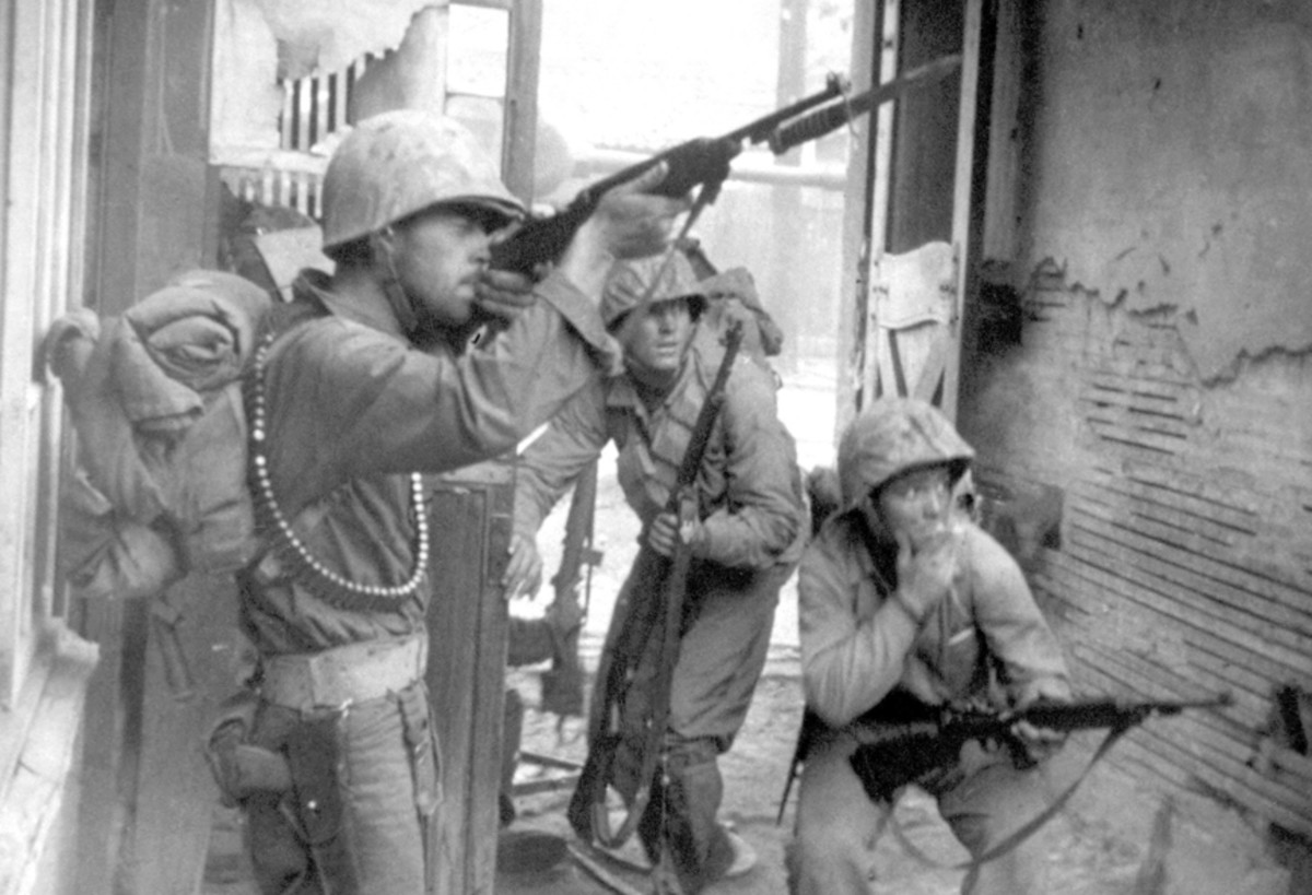 Carbines with a bayonet lug began to be issued by late 1944. After WWII, many carbines were retrofitted with bayonet lugs. The Marine in the center of this photograph taken while fighting in Korea in September 1950, has an M4 bayonet attached to his M1 carbine.