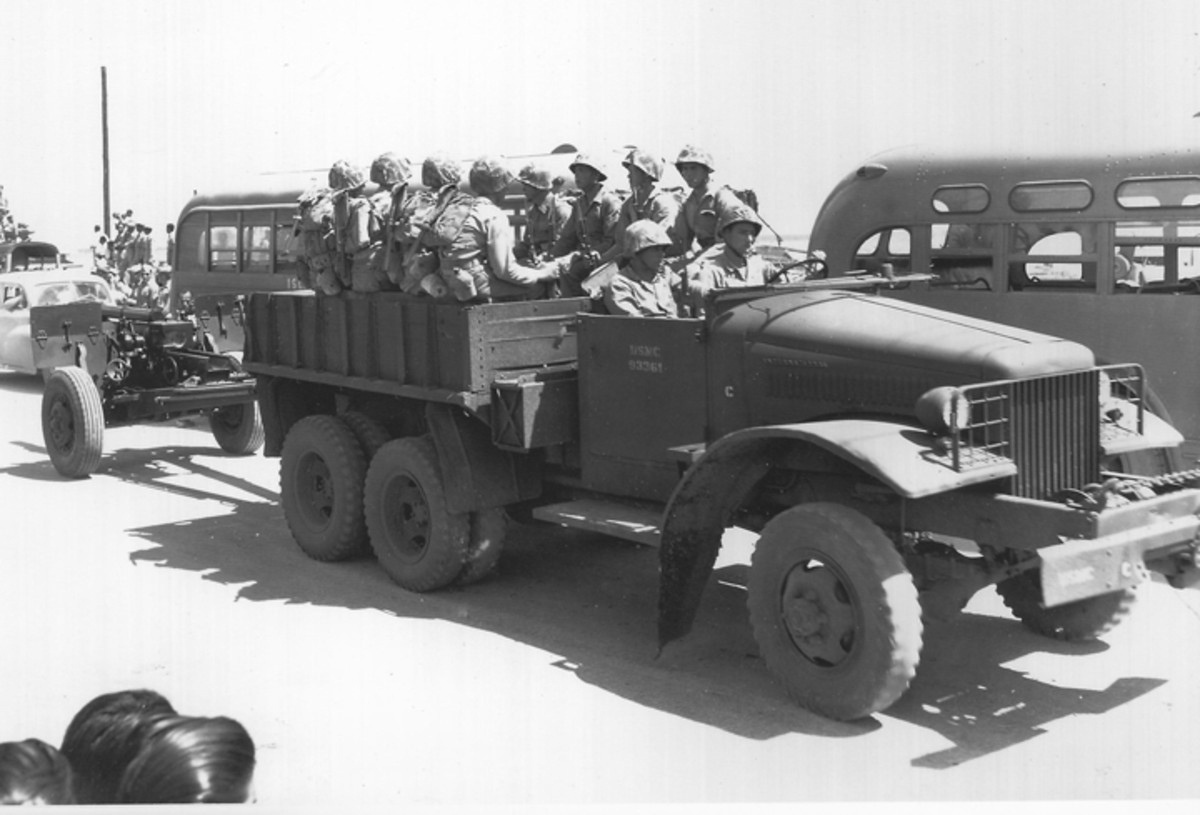 Like their GMC and Studebaker counterparts, the short wheelbase IH 2.5 ton trucks were intended for use as artillery prime movers as shown here.
