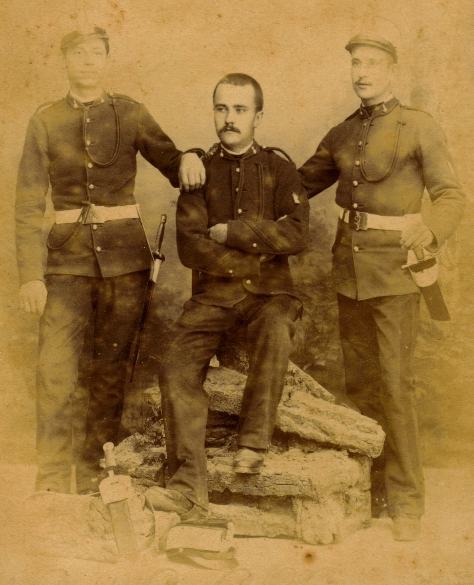 Three gunners from the 2nd Battalion of Foot Artillery, about 1890. All carry the Artillery and Engineers machete. The white buff leather belts and frogs were regulation issue for this branch of service.
