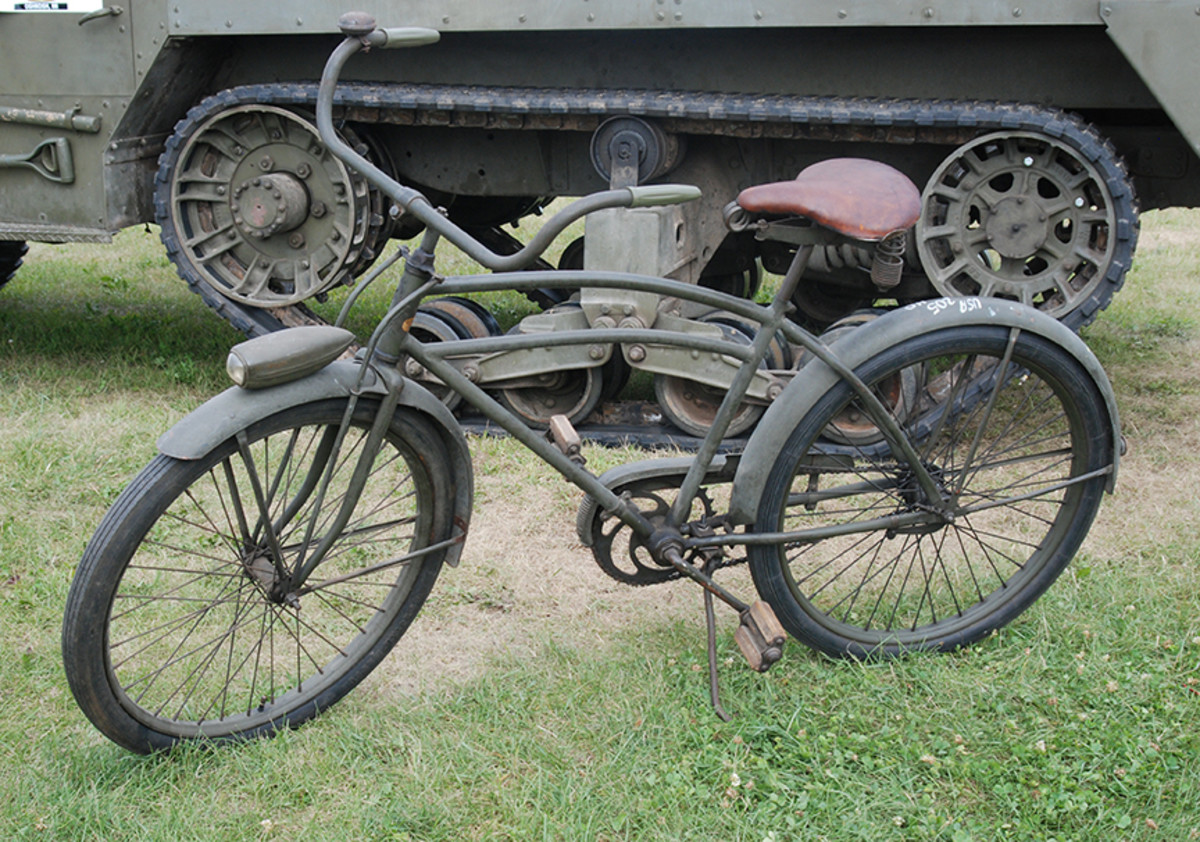 A version of the Westfield Columbia bike, the military G-519 was equipped with heavy duty rims, spokes and a battery-powered headlight on the front fender
