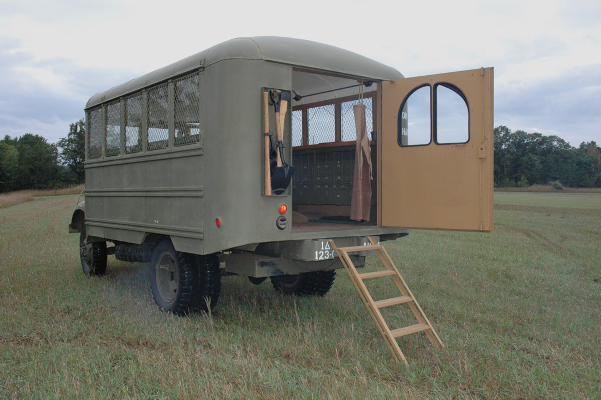 The windows in the preceding vintage black-and-white photos of AFKX-352s show square windows in the rear doors, whereas this surviving vehicle has two windows forming a dome shape. A grab handle is below the right window. On the right side of the door is the lock apparatus, with a latch at the top and one at the bottom, connected by rods to the central lock mechanism.