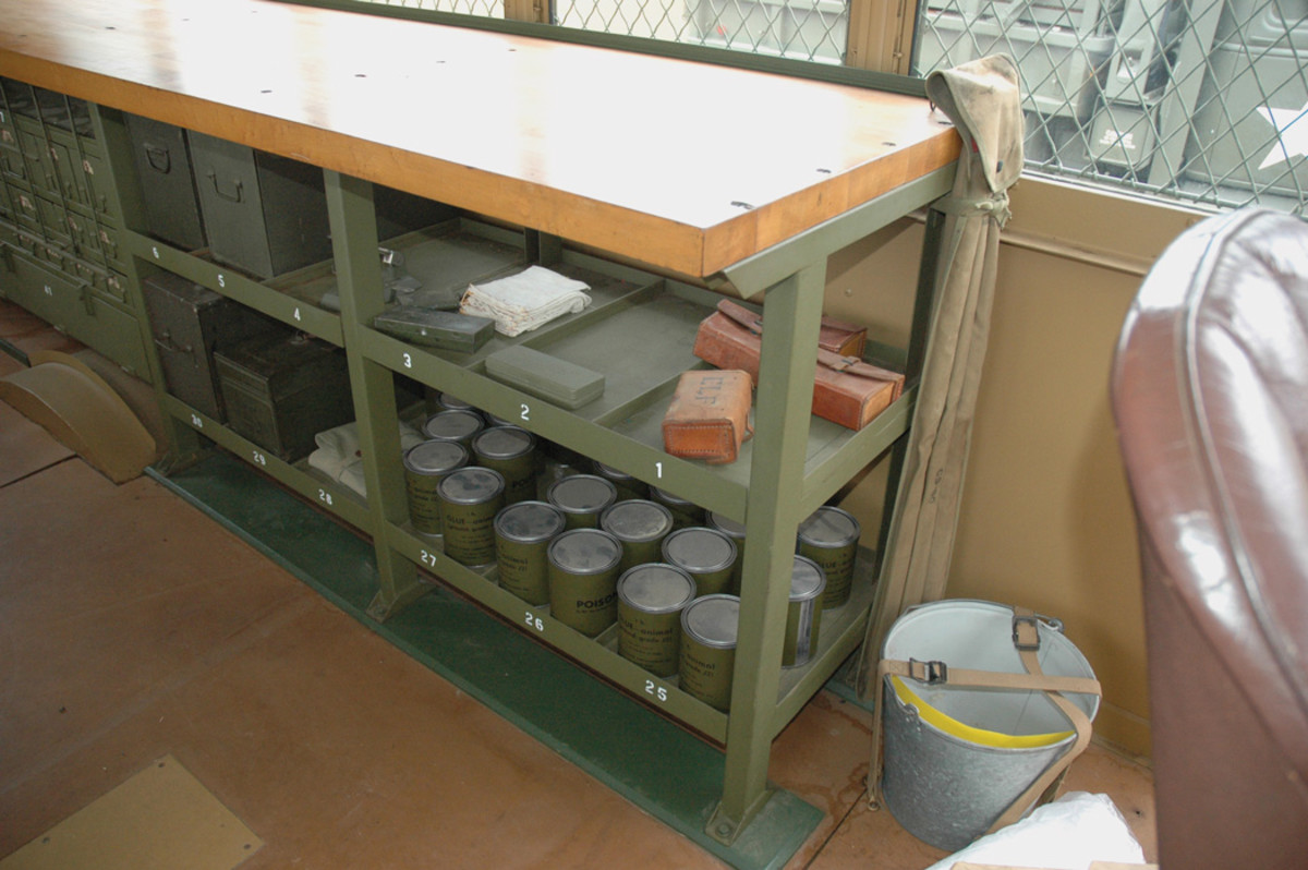 The work bench and storage facilities in the left side of the body are viewed from next to the driver’s seat (right). 