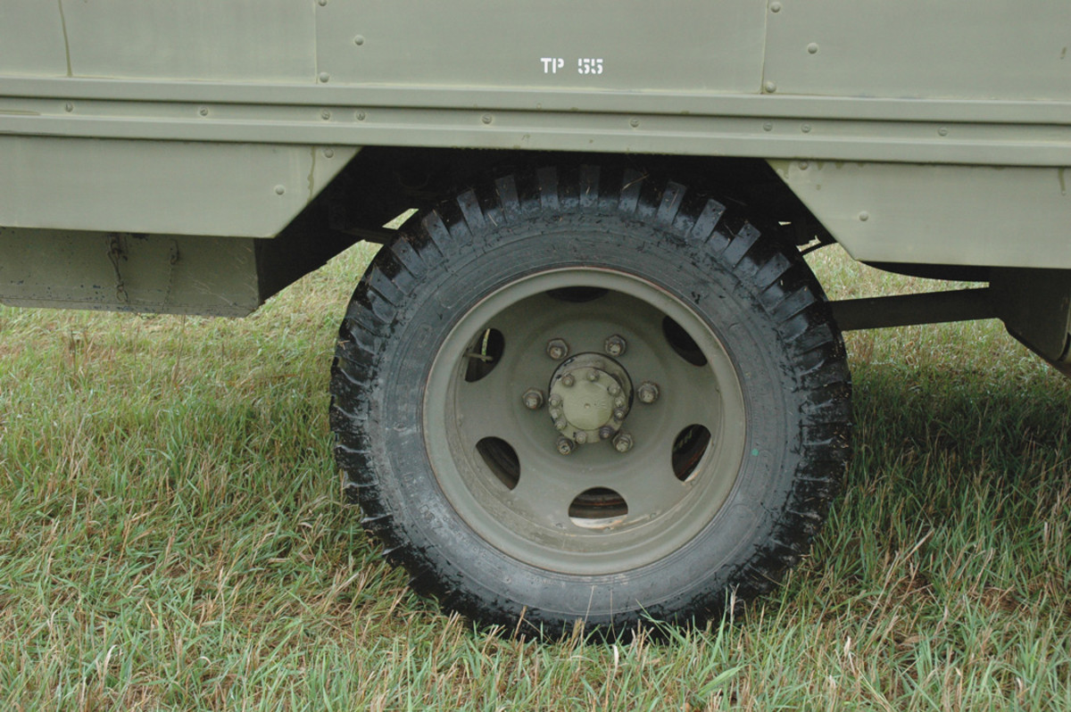 Details of the right rear outer tire, wheel, and hub are provided. The tires for the AFKX-352 were size 7.50-20.  