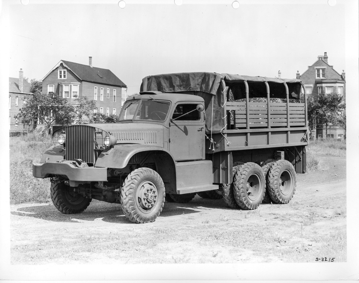 In World War II, Diamond T developed its G-509 four-ton truck as a short-wheelbase prime mover for the 155mm howitzer and for use by the Corps of Engineers, but the vehicle also served as the basis for dump trucks, open-cab cargo trucks, and wreckers. This example is a short-wheelbase cargo truck from early production, designated the Model 967, a key characteristic of which is the single-unit brush guard, which covered the headlights and the radiator.