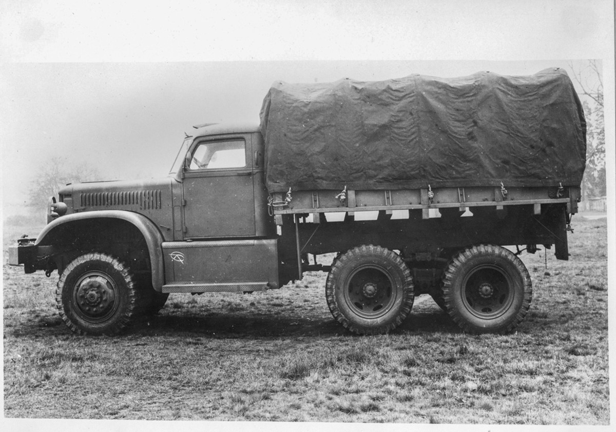 The Diamond T Model 968B was produced for export. It was similar to the Model 968A (basically, the Model 968 but with a military-style dash instead of the civilian type), except that it had a single headlight, which was a hooded, blackout type, on the left fender, and different taillights and stop lights.