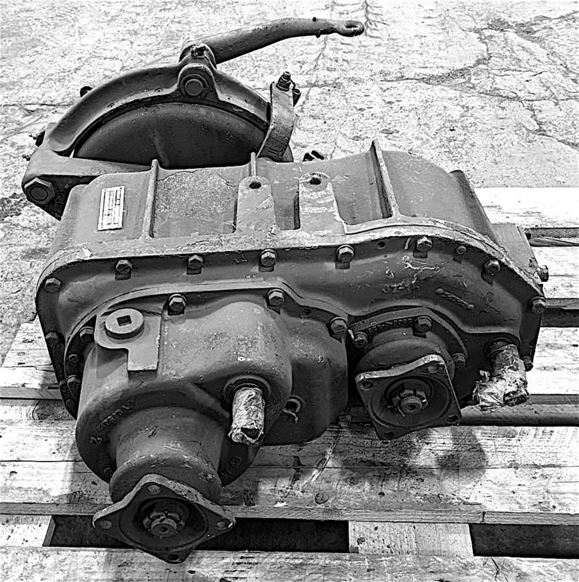 Early model M35 series transfer case with automatic sprag clutch. Used in Reo-engined gasoline-powered trucks and early LDS multifuel-engined vehicles.