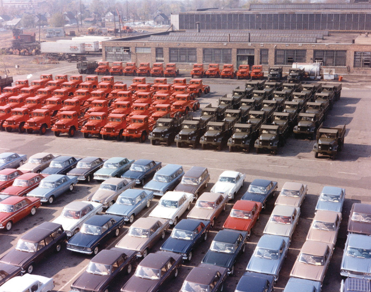 M35A1 cargo trucks and M44A1 chassis for Class 530A fire trucks, along with Studebaker passenger cars, sit in a storage lot at Studebaker’s 125-acre downtown South Bend, Indiana plant. This view was taken from the top of building 79, the final assembly building, looking west toward building 93, the spring shop, in 1961-62.