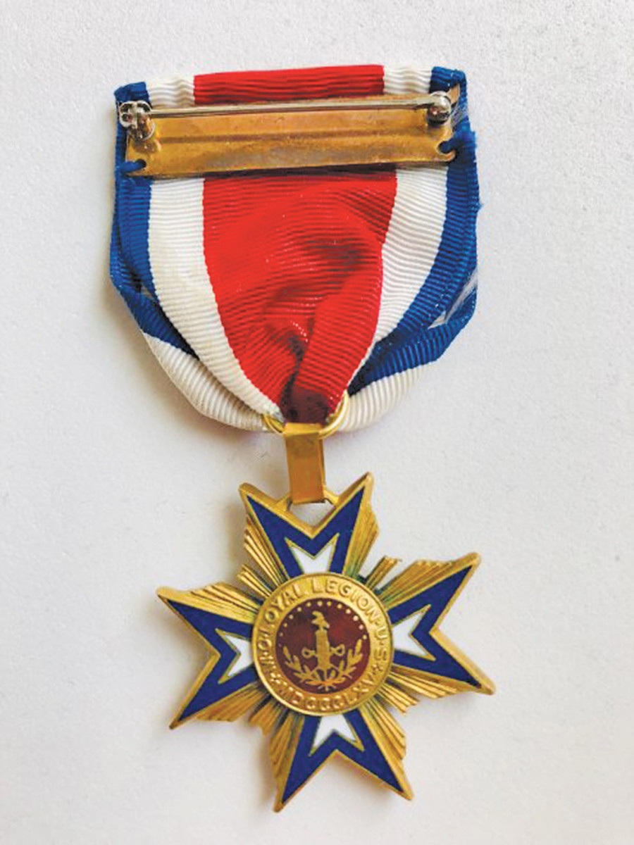 The reverse of the Mollus medal shows its slot brooch and ring suspension.