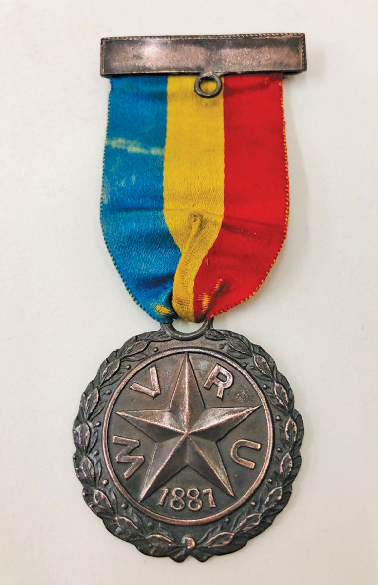 The woman’s auxiliary of the UVU membership medal has a plain reverse with no maker mark.