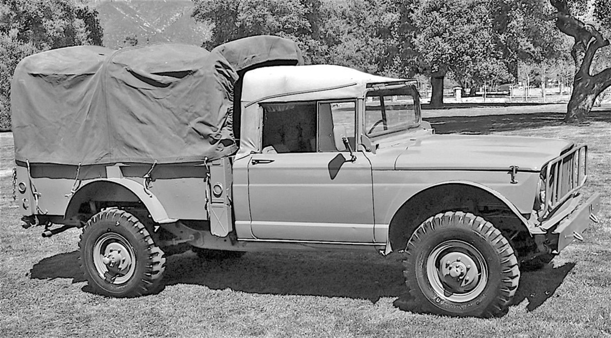 The cargo truck and other rear bodies of the M715 series were of a purely military design, and the general appearance of the trucks was practical and pleasing. Note on this example the front lifting shackles are installed “out” as the vehicles came from the factory. However, it was found that the bumpers were often damaged with the shackles in this position if the truck struck something or pushed another vehicle, so a PS bulletin was issued advising that the shackles be reversed “in” and installed behind the bumper.