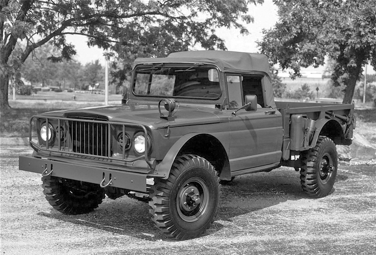 The Gladiator’s grille was removed, leaving the radiator vulnerable to flying rocks and gravel, though a tubular front brush guard was added. The cast-aluminum M Series parking and blackout marker lamps were mounted inboard of the headlights where, either by coincidence, or perhaps in expectation, the Gladiator trucks had two round ornamental trim plates that were exactly the right size to accommodate the military lamps. The Gladiator’s rectangular parking and turn lamps below the headlights were not installed, and their openings were covered with tack-welded plates. The standard M-series blackout driving lamp was mounted on the front left corner of the hood position.