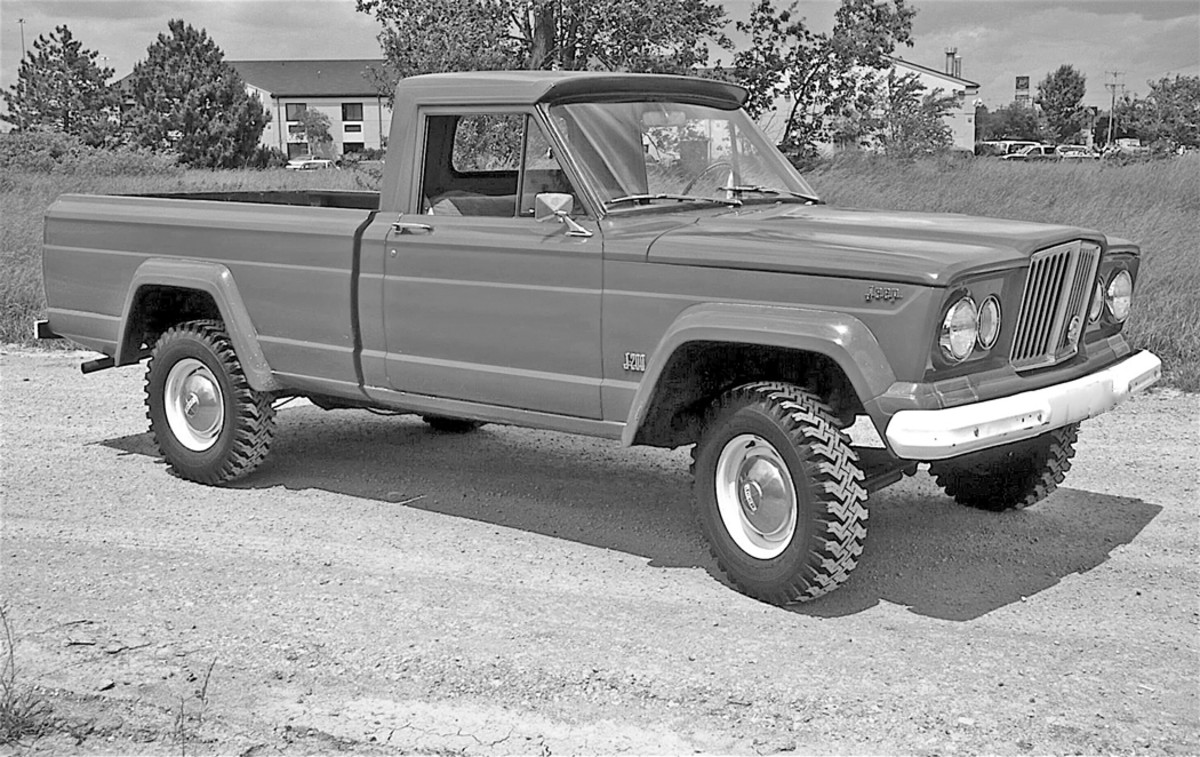 The M715’s front sheet-metal, cab body tub and doors were lifted from the civilian J-series Gladiator pickup, with the front fenders modified with large cut-outs to accommodate the military 9.00x16 tires. The Gladiator’s grille was removed, and the cast-aluminum M-series parking and blackout marker lamps were mounted inboard of the headlights where, either by coincidence, or perhaps in expectation, the Gladiator trucks had two round ornamental trim plates that were exactly the right size to accommodate the military lamps.