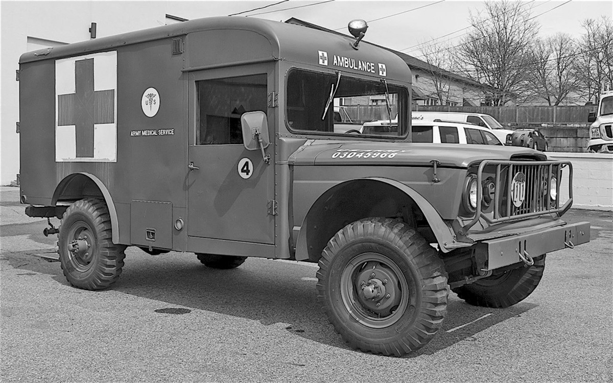 The M725 ambulance variant used the M715’s front sheet metal mated to an ambulance body with four stretcher racks in the rear. This was a standard military design, much like the Dodge M43 ambulance, and included a ceiling-mounted surgical light, ventilators, double rear doors, a gas-fired heater, and a sliding door between the driver’s cab and the ambulance body. This truck was usually fitted with a roof-mounted spotlight centered at the front of the body.