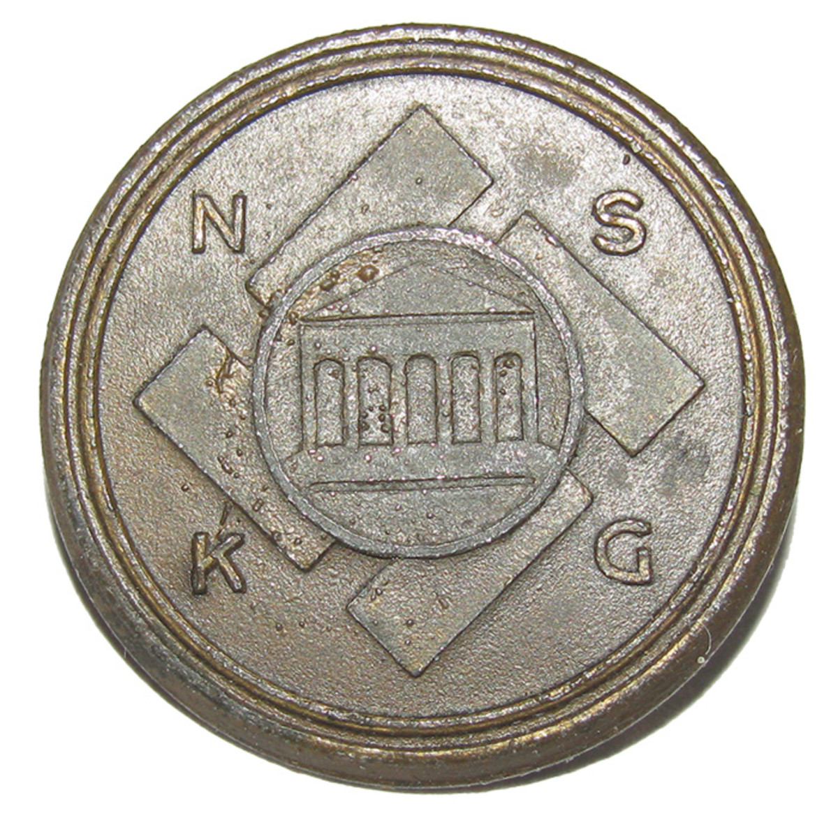 The bronze membership button for a member of the “NS-Kulturgemeinde” exhibited a stylized Grecian temple.