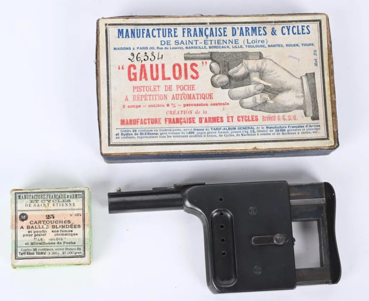 Circa-1893 Gaulois 8mm 2-3/16 caliber push pistol with gutta percha grip, manufactured by Francaise d’Armes et Cycles, Saint-Etienne, France. Matching serial numbers. Housed in its original pictorial box with appealing graphics, accompanied by paper instruction sheet and 25 empty rounds of ammunition. Sold above high estimate for $5,640