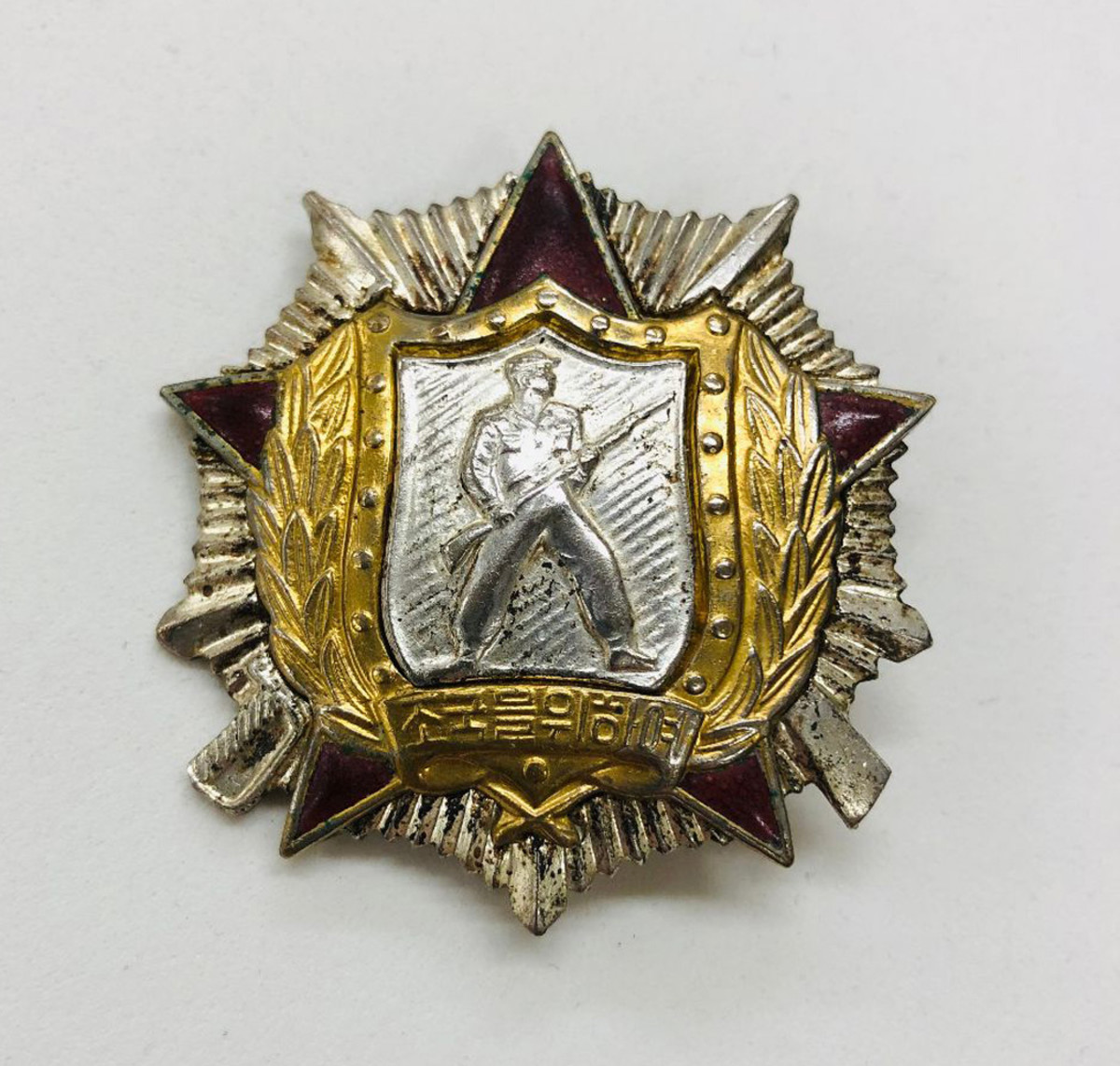 The Order of Soldier’s Honor is a five-pointed red enamel star superimpose over a larger multi-rayed 10-point star.