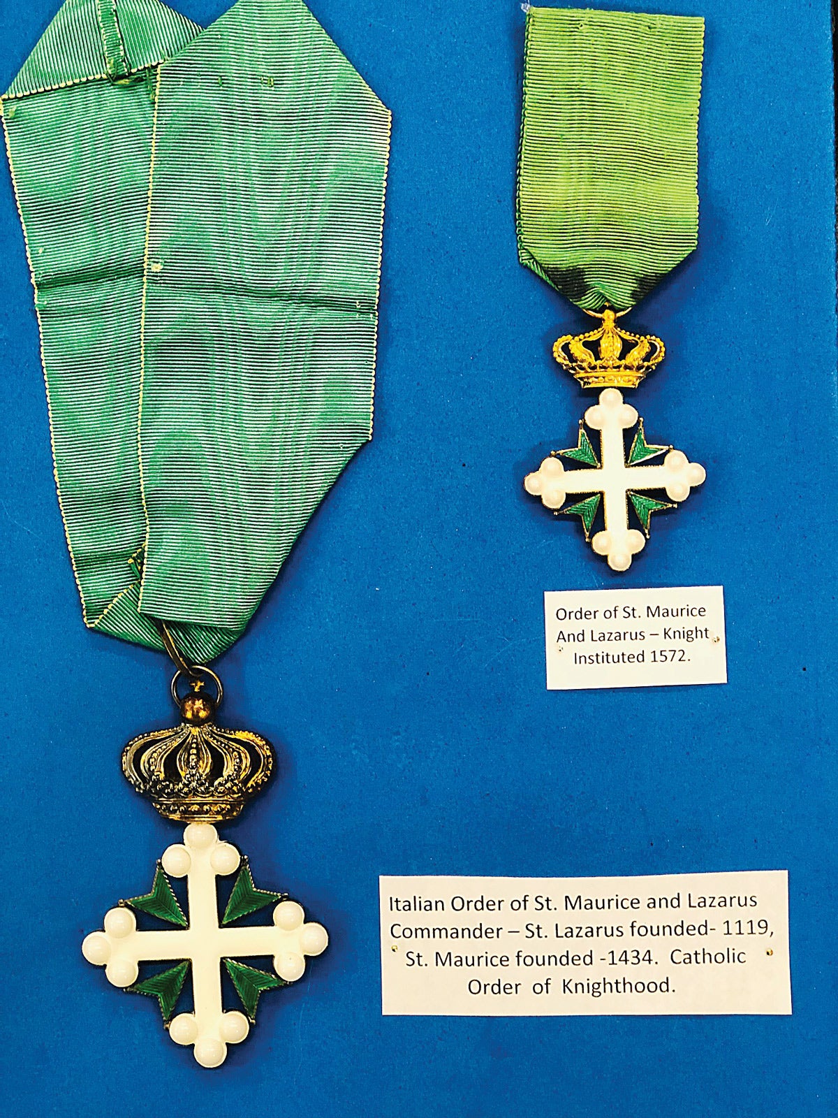 The white enameled cross of the larger Commander version measures 43mm and the same cross in the Knight measures 33mm.
