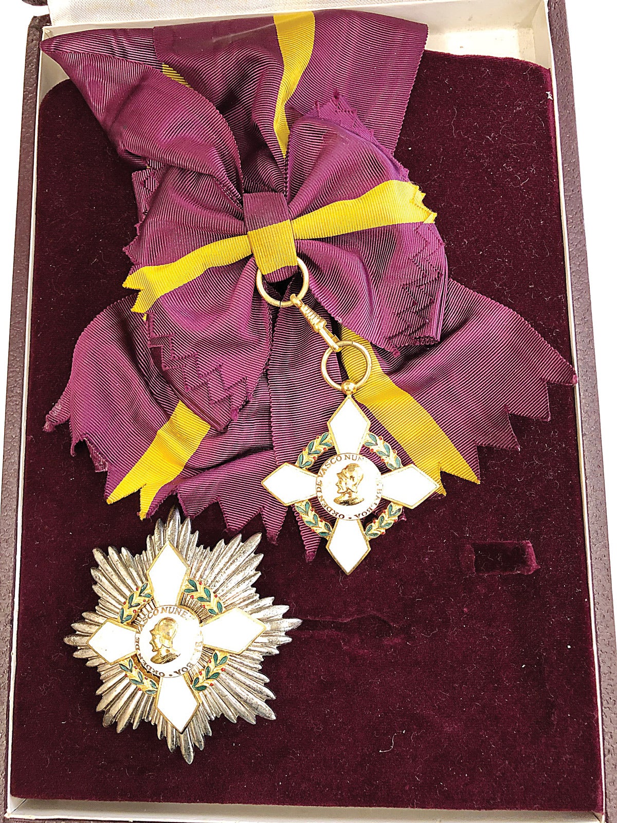 The purchase of the Order of Balboa came in its original presentation case with a gold emblem on the case.