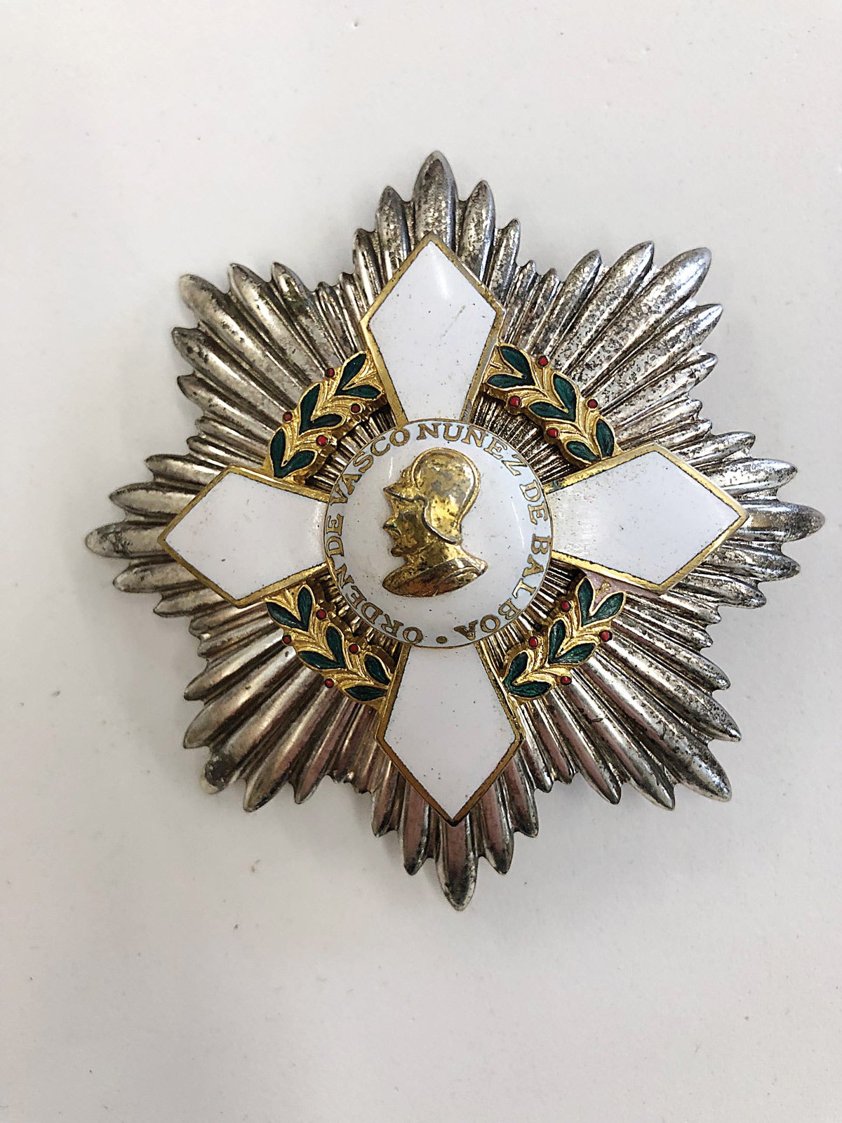 The breast star of the Panama Order of Vasco De Nunez De Balboa clearly shows its four-arm white-pointed star mounted on an a multi-rayed eight-point 82mm rayed star.