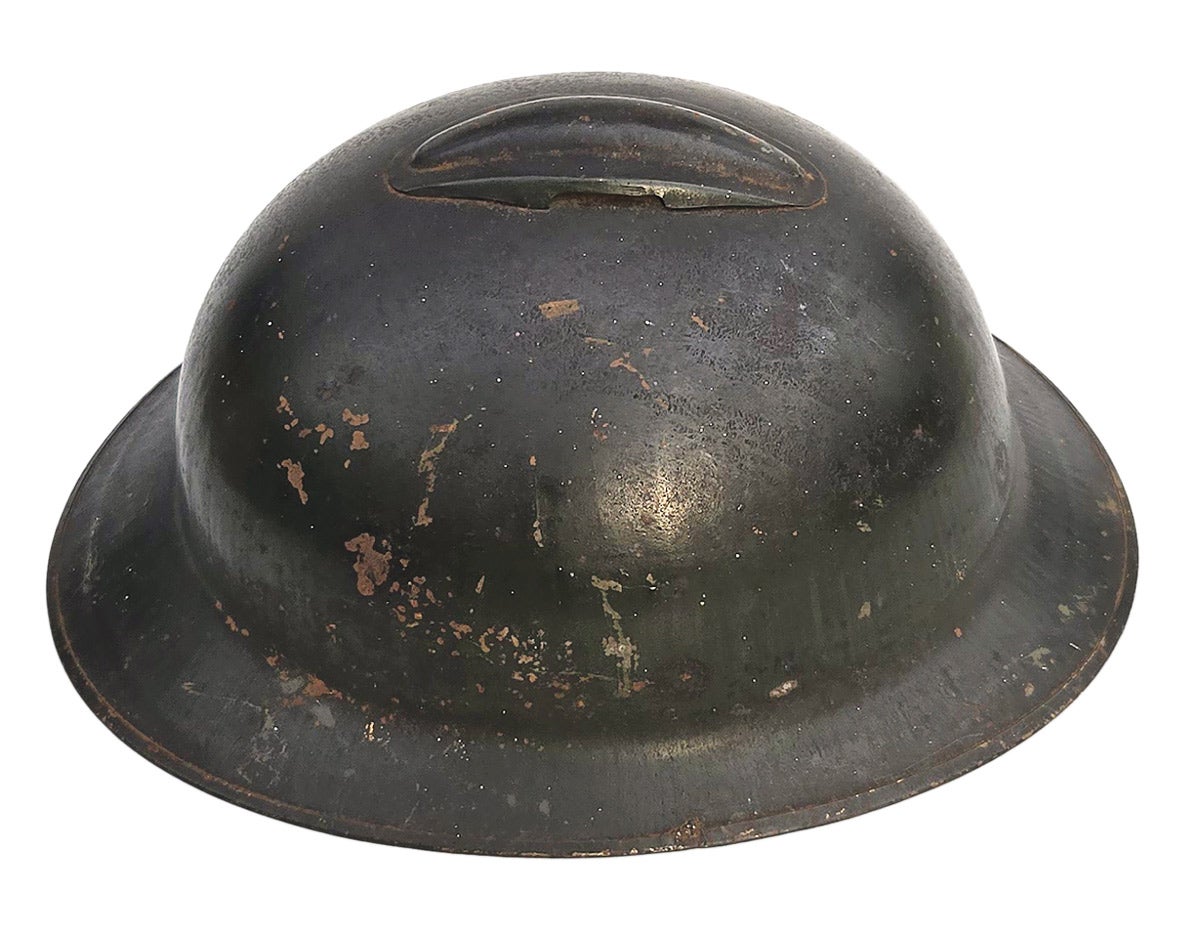 The Brazilian steel helmet, produced by supporters of the Paulista movement, has a similar overall shape to the French Model 1915/Model 1926 steel helmet.