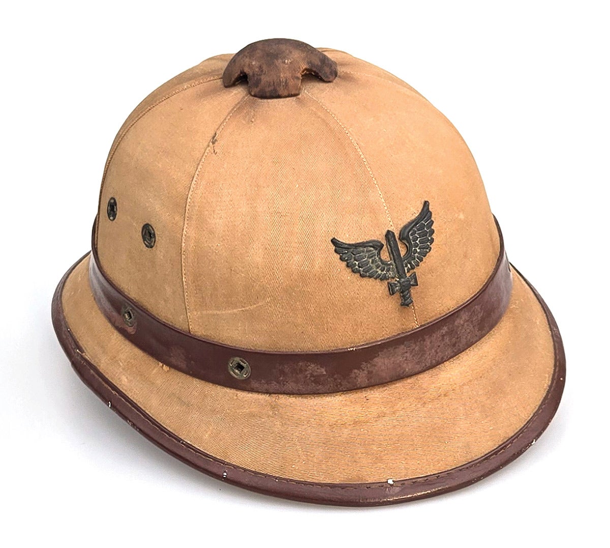 A sun helmet that mimics the shape of the second variation of the Brazilian steel helmet. Instead of a comb, those featured a vent knob.