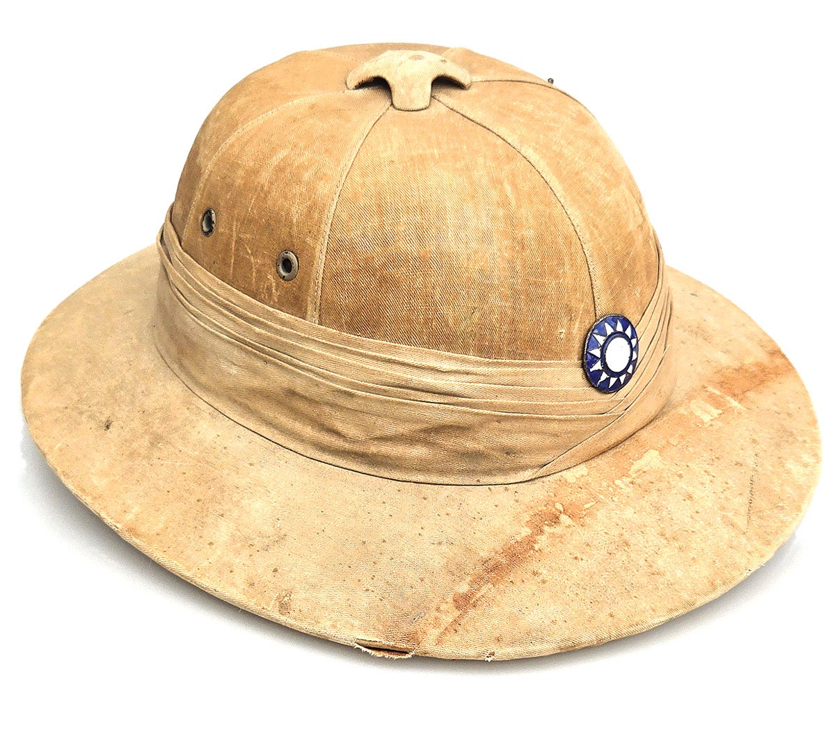 A European-style sun/pith helmet that is among the variations used by the National Revolutionary Army.