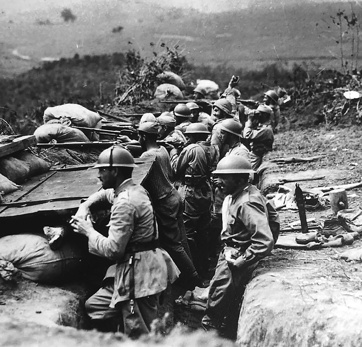 Paulista soldiers entrenched on the outskirts of Amparo can be seen wearing a mix of British-made Mk I steel helmets and the locally made Brazilian “Adrian” style helmets.