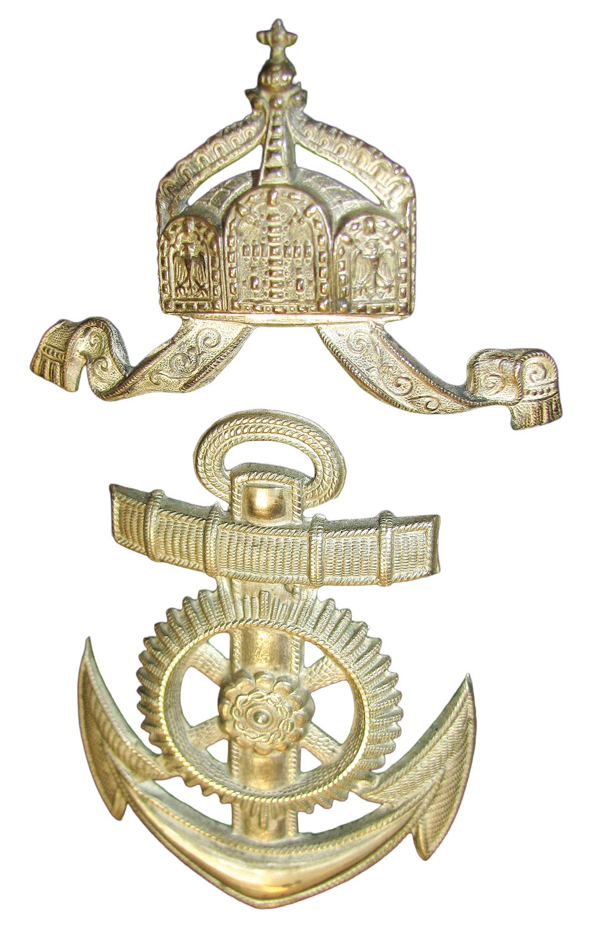 . The beautiful silver metal insignia of crown, anchor and gear is sewn directly to the sleeve. The tunic buttons all contain the imperial German crown over an anchor.
