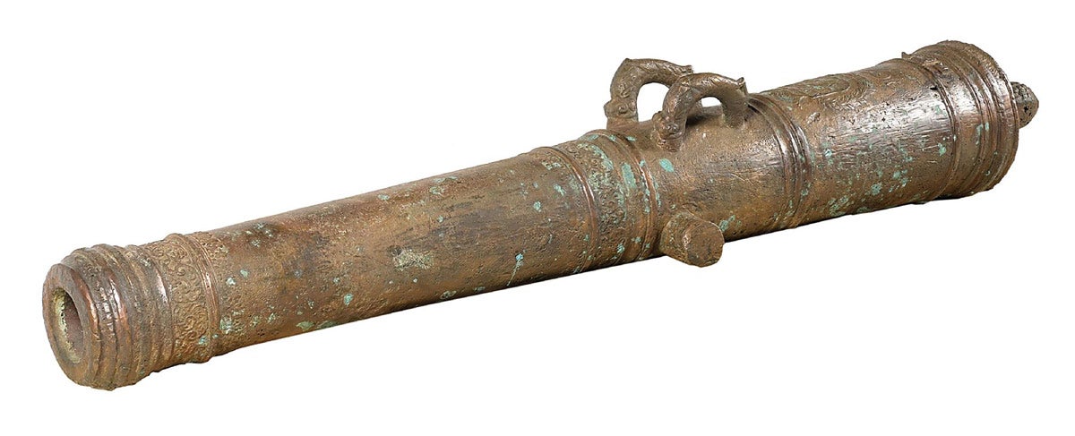 1628-dated Dutch West India Company bronze cannon, 88in from muzzle to cascabel, with 5in bore that opens up toward muzzle, indicating it to be a ‘drake.’ Bronze construction further indicates it was likely a naval gun. Marked with monogram of West India Company and the letters ‘G’ and ‘O’ for Groningen and Ommelanden over the chamber. Secondary band reads ‘SICKMANS’ for manufacturer Nicolaes Sickmans. Found outside of UK waters, may have come from a ship used for what was essentially legal piracy. Sold for $61,660 against an estimate of $12,000-$18,000
