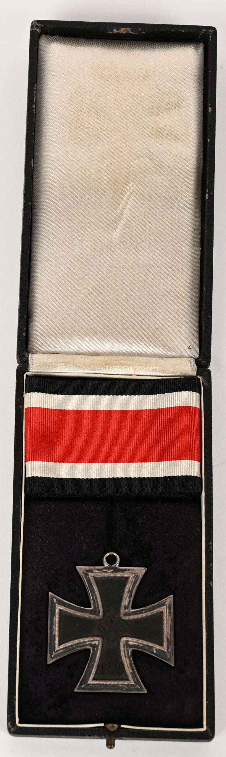 World War II Nazi German Knight’s Cross with Oak Leaves, cased. Iron and silver construction. Cross Pattée with a blackened magnetic iron core within a ribbed silver frame, the obverse bearing a central mobile swastika, the six o’clock arm bearing a reinstitution date of ‘1939.’ Prussian King Friedrich Wilhelm III established the Iron Cross in 1813 as a temporary gallantry award for bestowal during times of war. In 1940, a higher echelon of the Knight’s Cross was established with the introduction of the Knight’s Cross with Oak Leaves.