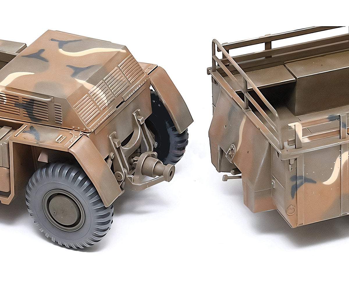 This model shows the detail of Roger L. Gamaunt’s articulation and power transmission coupling. It was fairly easy to disconnect the cargo unit from the power unit, and a special fitting allowed the hydraulic brake line to be disconnected with no loss of fluid.

