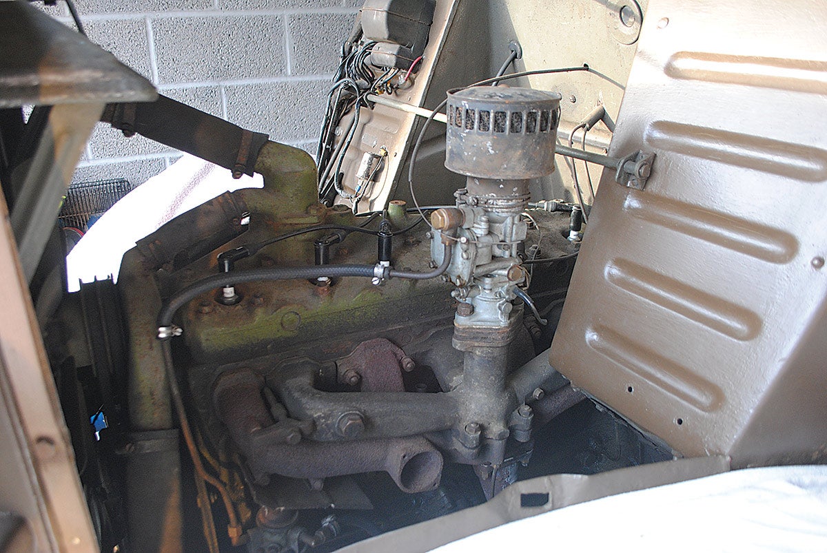 The engine looks very basic and some of the parts were replaced with modern equivalents, such as wiring and sparkplugs.