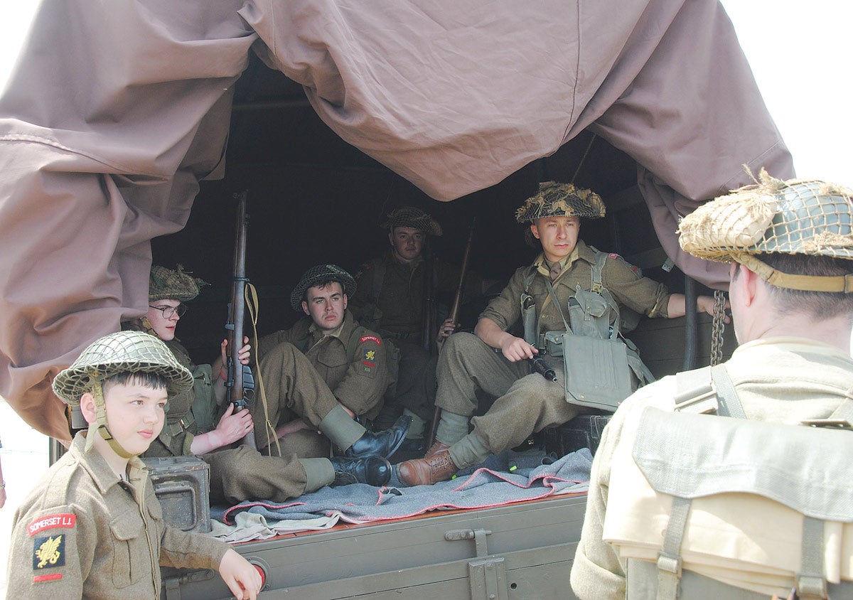 The rear cargo area allowed between 12 and 16 troops to be carried; if seats were not fitted, the men could sit on boxes.