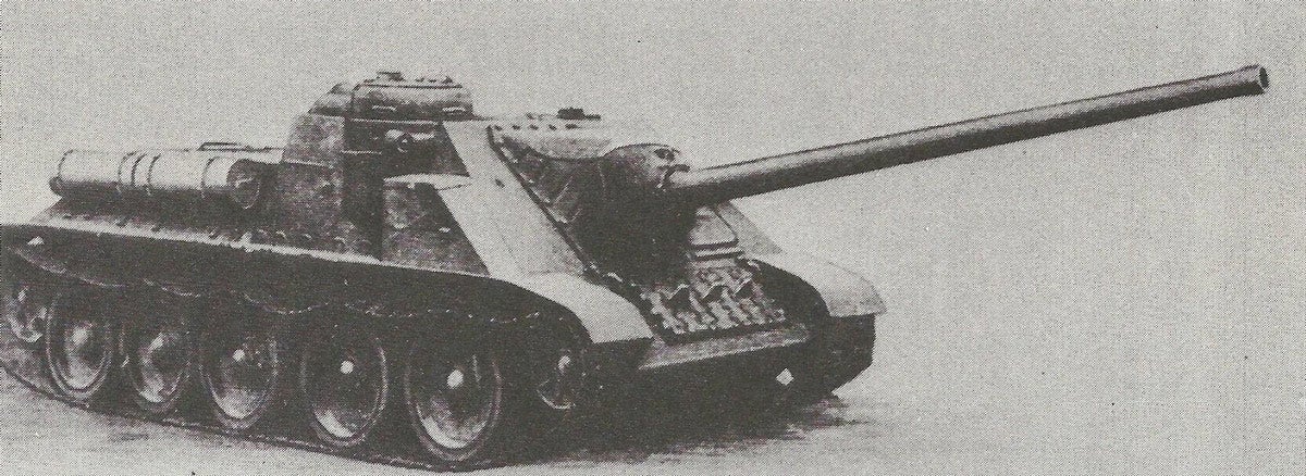 The SU-100 could be fitted with additional fuel tanks carried on the engine deck to extend operational range, Although well protected, the crew sometimes fitted spare track links over the glacis to provide extra protection.